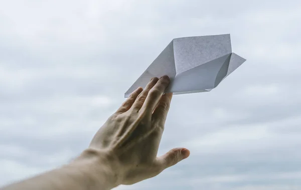 Papierflieger Der Hand Auf Himmelshintergrund — Stockfoto