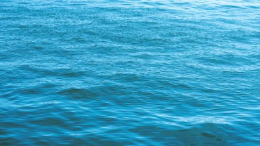 Doğal arkaplan olarak deniz yüzeyi, renk tonlu.
