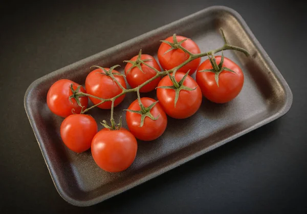 Tomates Aspecto Natural Sobre Fondo Oscuro Enfoque Selectivo —  Fotos de Stock