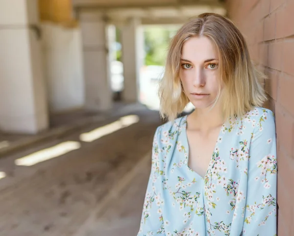 Retrato Verão Mulher Jovem Com Olhos Verdes — Fotografia de Stock