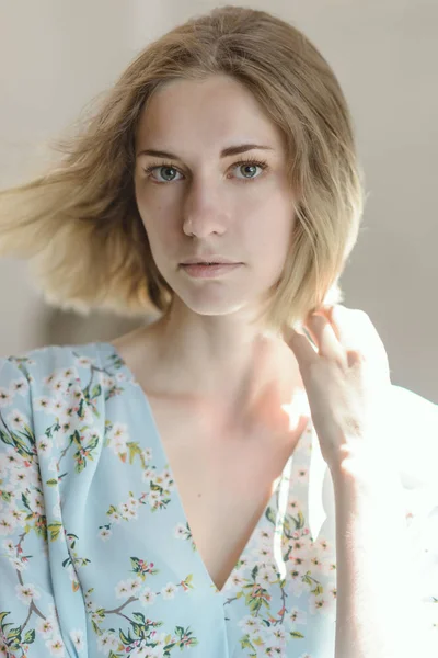 Zomer Portret Van Een Jonge Vrouw Met Groene Ogen — Stockfoto