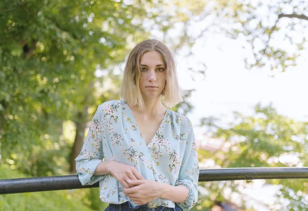 Retrato Verão Mulher Jovem Com Olhos Verdes — Fotografia de Stock