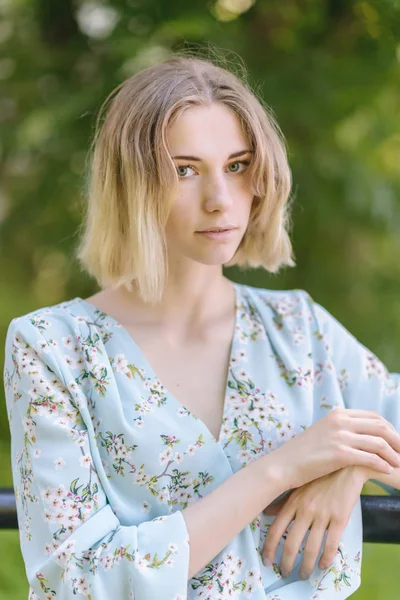 Retrato Verano Una Joven Con Ojos Verdes — Foto de Stock