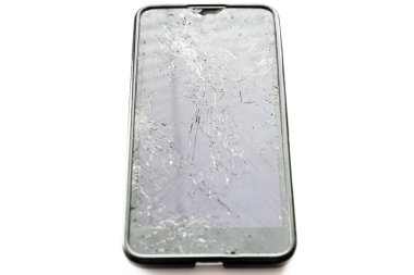 Beyaz arka plan üzerinde kırık smartphone ekran. Seçici odak.