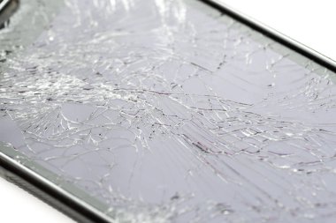 Beyaz arka plan üzerinde kırık smartphone ekran. Seçici odak.