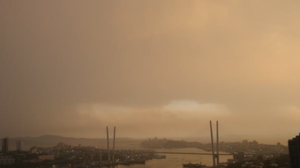 Onweer Stad Bij Zonsondergang — Stockvideo