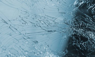 Beyaz arka plan üzerinde kırık smartphone ekran. Seçici odak.