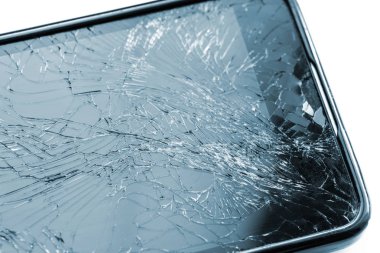 Beyaz arka plan üzerinde kırık smartphone ekran. Seçici odak.