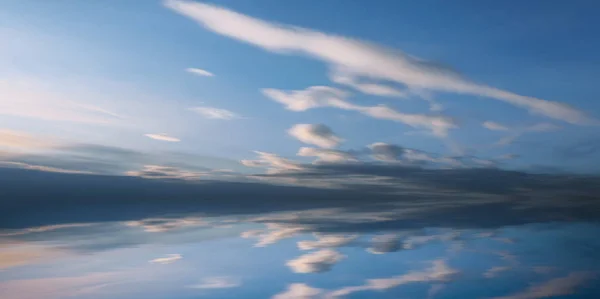 Dramatischer Sonnenuntergang Mit Wolken Die Sich Wasser Spiegeln — Stockfoto