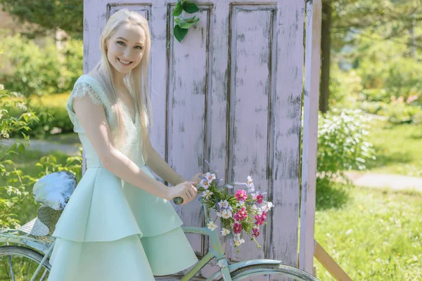 Summertime Porträtt Ung Kvinna Med Cykel Parken — Stockfoto