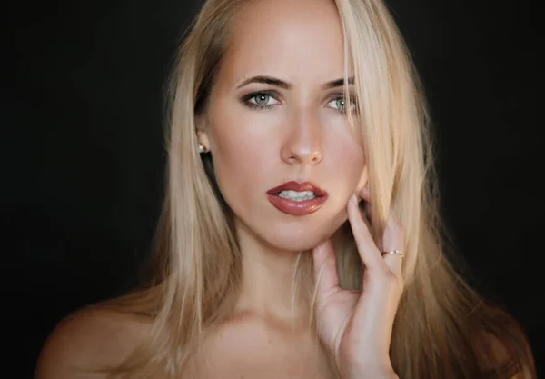 Porträtt Vacker Sensuell Kvinna Med Gröna Ögon Studio Skott — Stockfoto