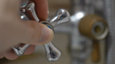 Adam'ın başlangıç musluk suyu banyoda el. 