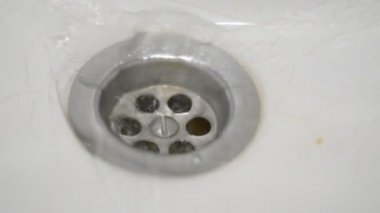 Lavabonun içine su akar. Seçici odak alan sığ derinliği ile.