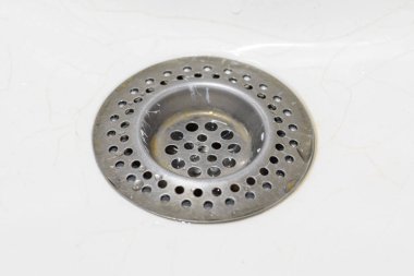 Bir evye delik. Seçici odak.