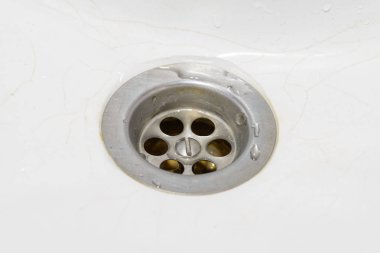 Bir evye delik. Seçici odak.