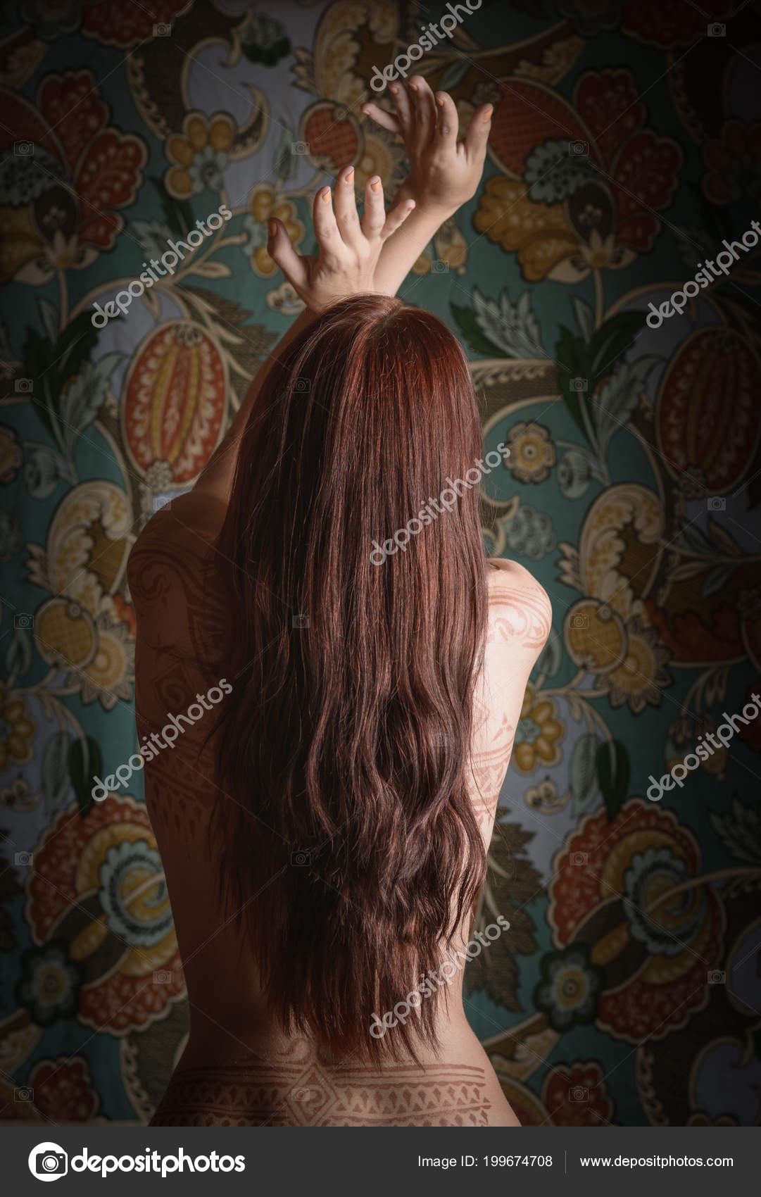 Belle Femme Avec Tatouage Henné Sur Son Dos Photographie