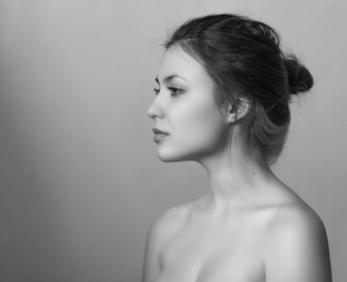 Güzel bir genç kadının siyah beyaz portresi..
