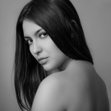 Güzel bir genç kadının siyah beyaz portresi..