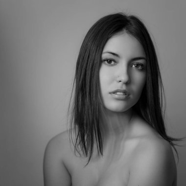 Güzel bir genç kadının siyah beyaz portresi..