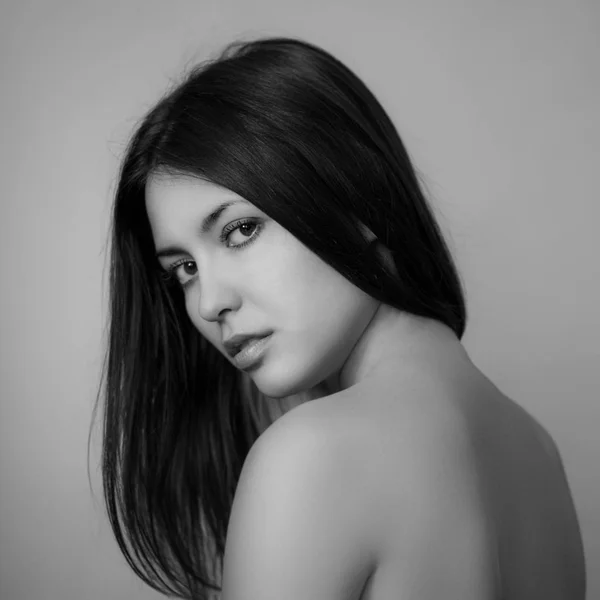 Svart Och Vitt Porträtt Vacker Ung Kvinna — Stockfoto