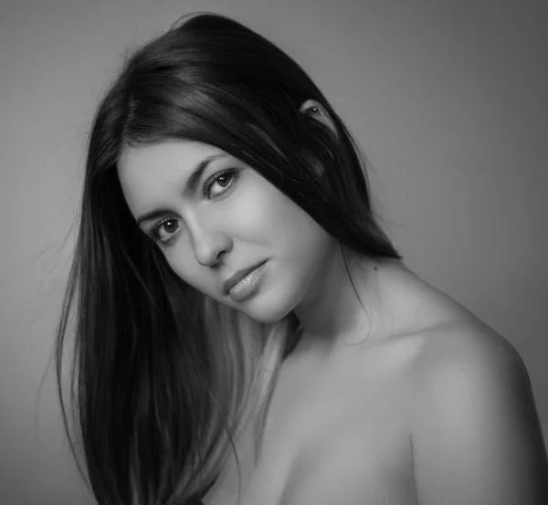 Zwart Wit Portret Van Een Mooie Jonge Vrouw — Stockfoto