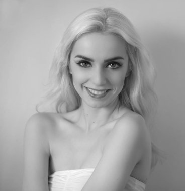 Güzel bir genç kadının siyah beyaz portresi..