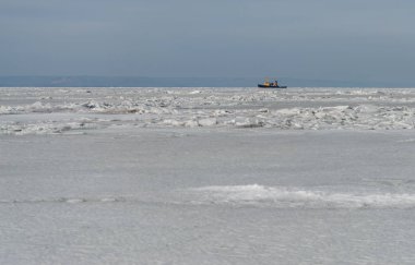 Dondurulmuş deniz teknesi ile.
