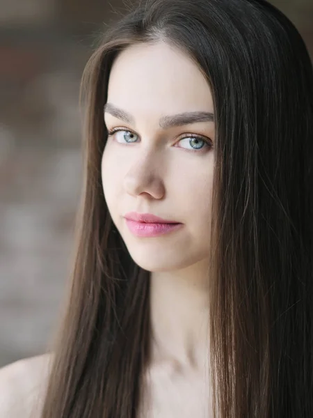 Portret Van Een Mooie Jonge Vrouw Met Blauwe Ogen — Stockfoto