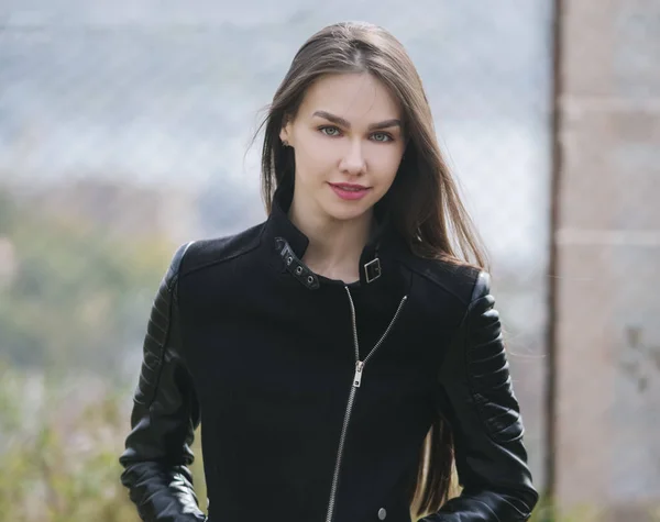 Retrato Aire Libre Una Hermosa Joven Con Ojos Azules —  Fotos de Stock