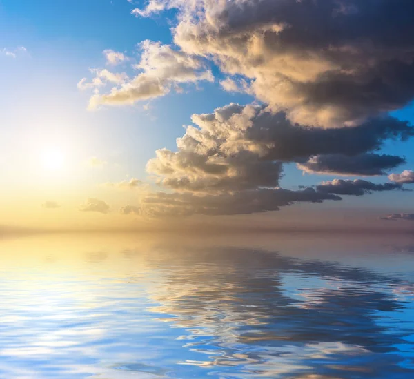 Dramatic Sunset Orange Clouds Reflected Water — Stock Photo, Image