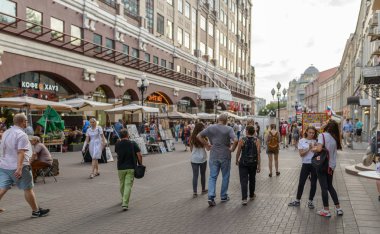 Moskova, Rusya - 23 Ağustos 2017: Turist ve Moskova'daki eski Arbat Street yürüyüş kasaba halkı.