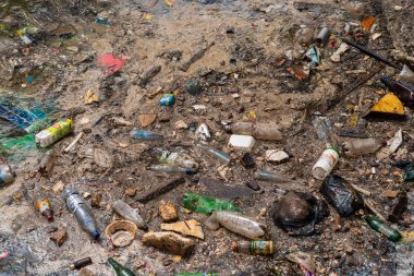 Vladivostok, Rusya - 6 Mayıs 2015: Kirlilik deniz yüzeyi.