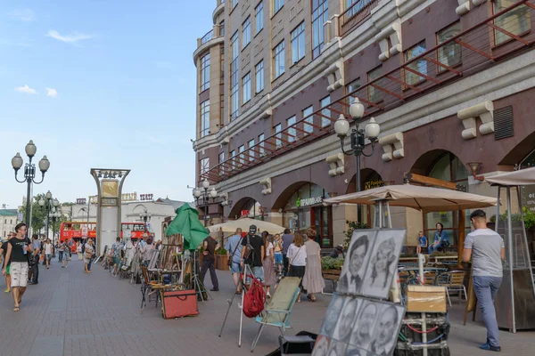 Mosca Russia Agosto 2017 Turisti Cittadini Passeggiano Vecchia Arbat Mosca — Foto Stock