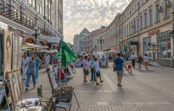 Moskova, Rusya - 23 Ağustos 2017: Turist ve Moskova'daki eski Arbat Street yürüyüş kasaba halkı.