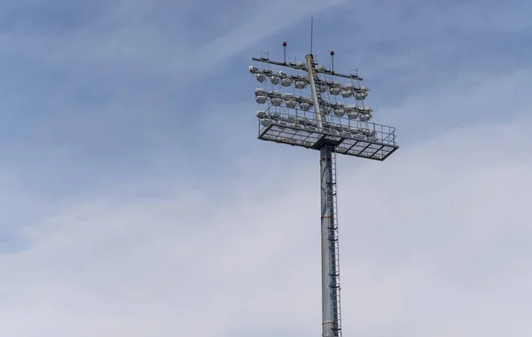 Bodové Světlo Věž Stadionu Pozadí Modré Oblohy — Stock fotografie