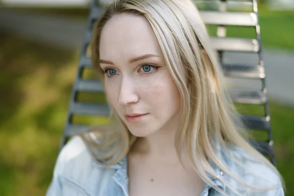 Retrato Veraniego Una Hermosa Joven Con Ojos Azules Enfoque Selectivo — Foto de Stock