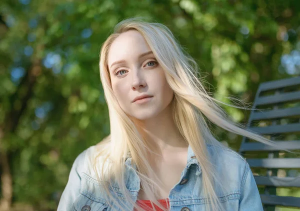 夏の青い目の美しい若い女性の肖像画 選択と集中 — ストック写真
