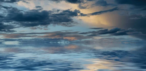 Schöner Himmel Bei Sonnenuntergang Mit Wolken — Stockfoto