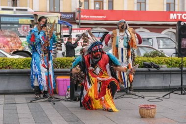 Vladivostok, Rusya Federasyonu - 2 Ekim 2015: Hint Ulusal kostümler giymiş insanlar kent dans ediyor.
