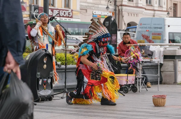 Vladivostok, Rusya Federasyonu - 2 Ekim 2015: Hint Ulusal kostümler giymiş insanlar kent dans ediyor.
