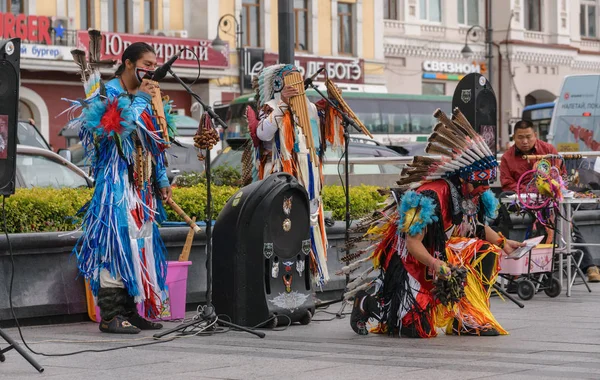 Vladivostok, Rusya Federasyonu - 2 Ekim 2015: Hint Ulusal kostümler giymiş insanlar kent dans ediyor.