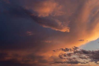 Turuncu bulutlar - doğa arka plan ile güzel gökyüzü.