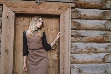 Güzel genç bir kadının açık hava portresi. Seçici odak.