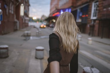 Beni takip - genç kadın erkek el sokakta günbatımında çeker.