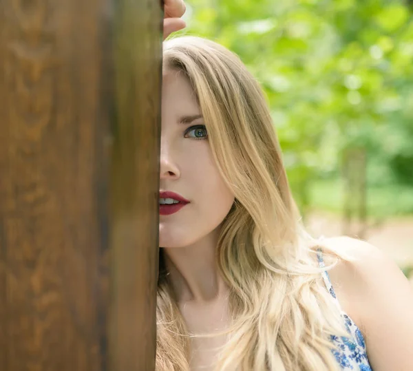 Retrato Aire Libre Una Hermosa Joven Enfoque Selectivo — Foto de Stock