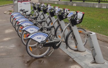 Moskova, Rusya - 28 Nisan 2017: Kentsel Bisiklet Kiralama İstasyonu, Moskova.