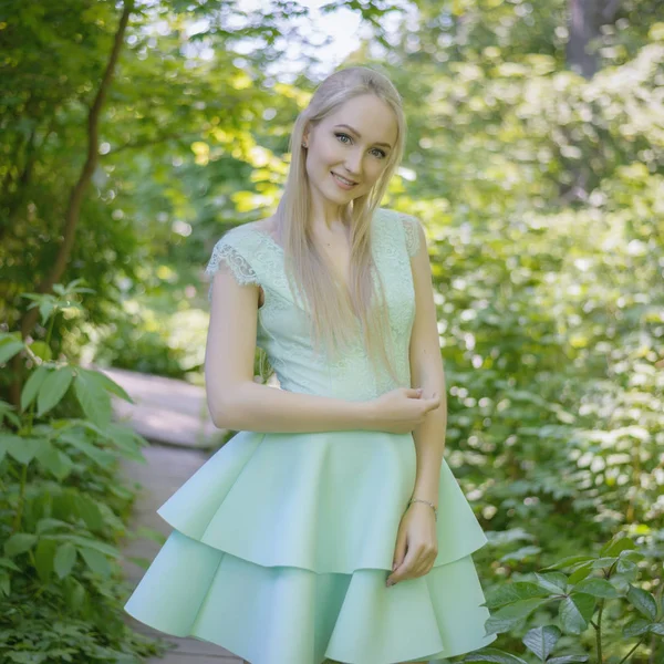 Yaz güzel genç kadın portresi. Seçici odak.