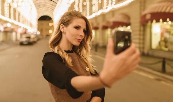 Joven Mujer Feliz Tomando Selfie Por Noche Enfoque Selectivo Color —  Fotos de Stock