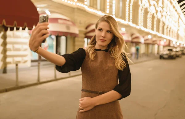 Joven Mujer Feliz Tomando Selfie Por Noche Enfoque Selectivo Color —  Fotos de Stock