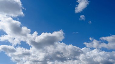 Beyaz bulutlu mavi gökyüzü. Doğa arkaplanı.